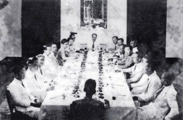 Một buổi họp của chính phủ lâm thời Việt Nam Dân Chủ Cộng Hòa Cố vấn tối cao Vĩnh Thụy ngồi cạnh Chủ tịch Hồ Chí Minh (giữa, dãy phải)