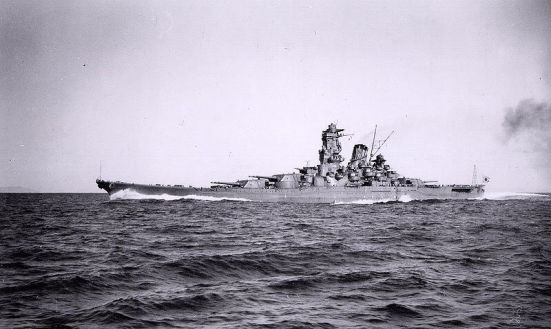 Chiếc Đại chiến hạm Yamato của Nhật Bản, chiếc thiết giáp hạm có súng chính với cỡ nòng khủng nhất thế giới, vào khoảng 18 in (460 mm)