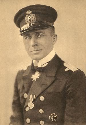 Ảnh thuyền trưởng Arnauld de la Perière " Ách" đầu bảng của tầu UBoat tại Địa Trung Hải, bác này sau chết vì tai nạn máy bay năm 1941 